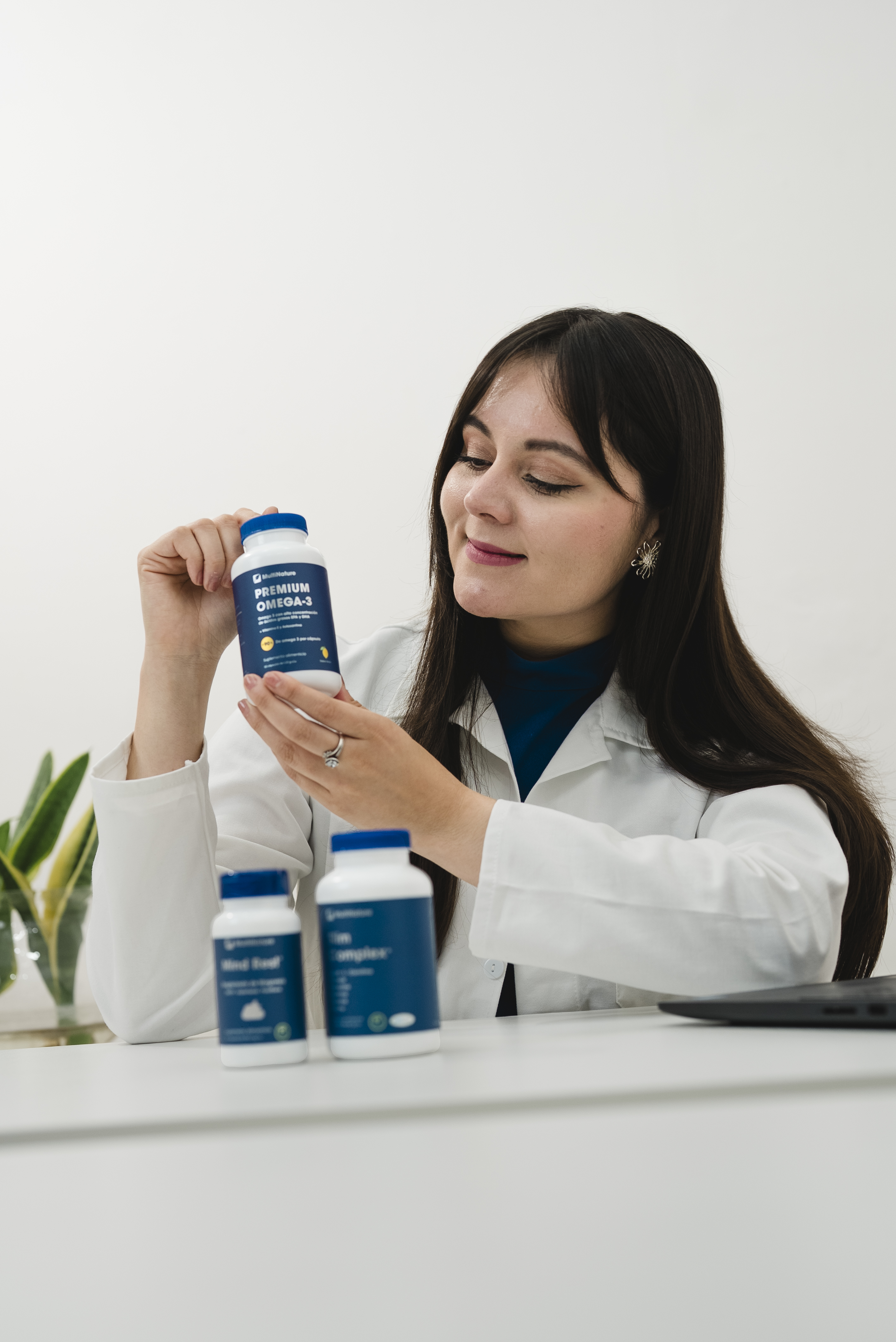 Profesional de la salud con suplementos Multinature