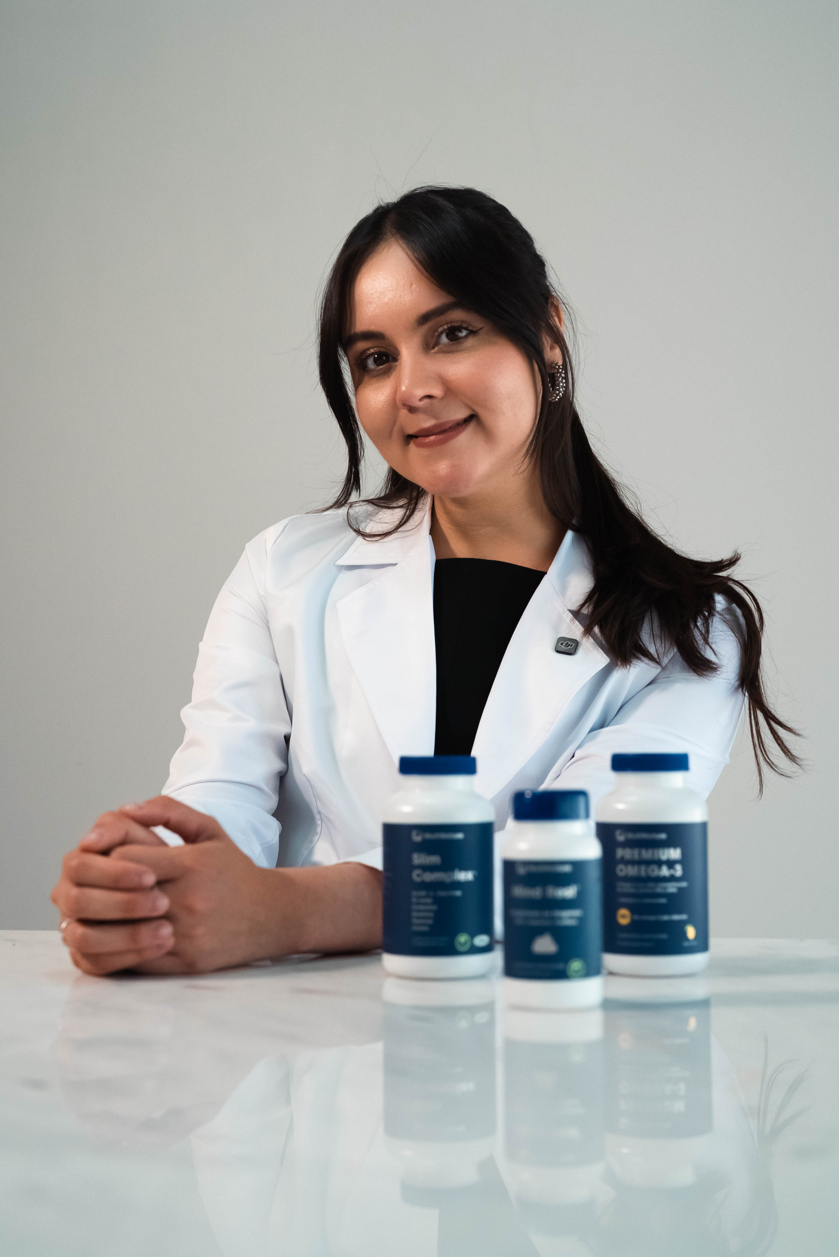 Profesional de la salud con productos Multinature en ambiente clínico